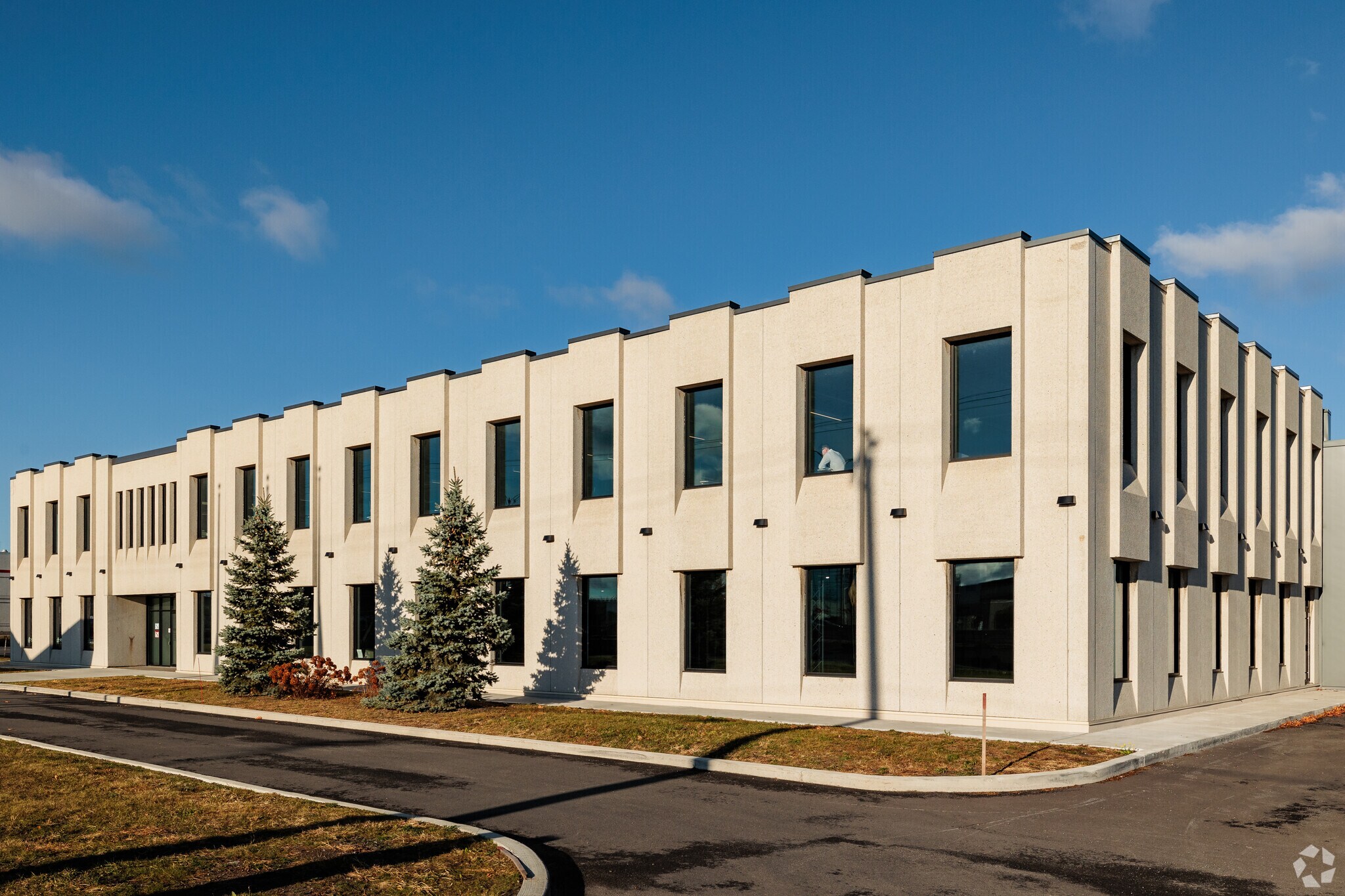 5501 Aut Transcanadienne, Pointe-claire, QC à louer Photo du bâtiment- Image 1 de 4