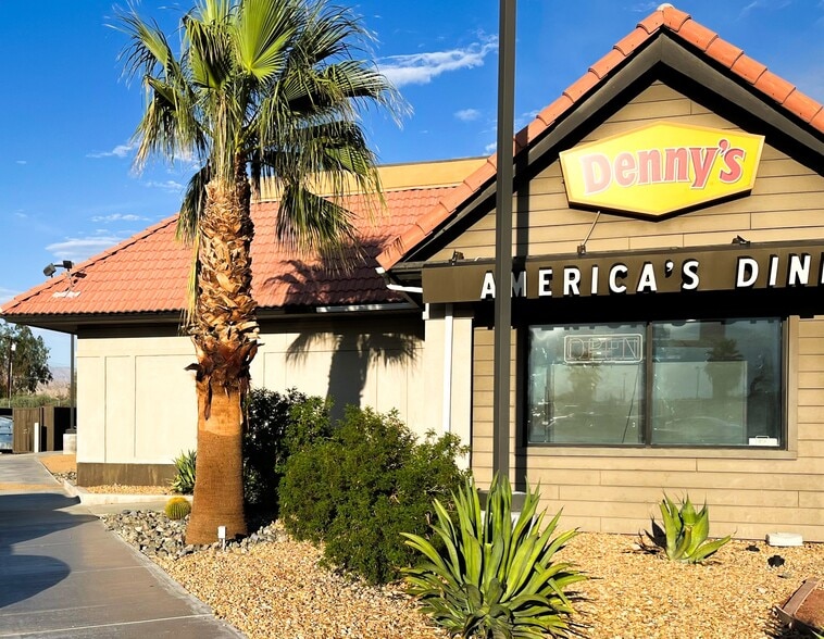 72248 Varner Rd, Thousand Palms, CA à vendre - Photo du bâtiment - Image 3 de 6