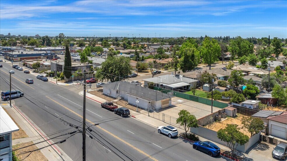 2611 N Fresno St, Fresno, CA à vendre - Photo du bâtiment - Image 3 de 25