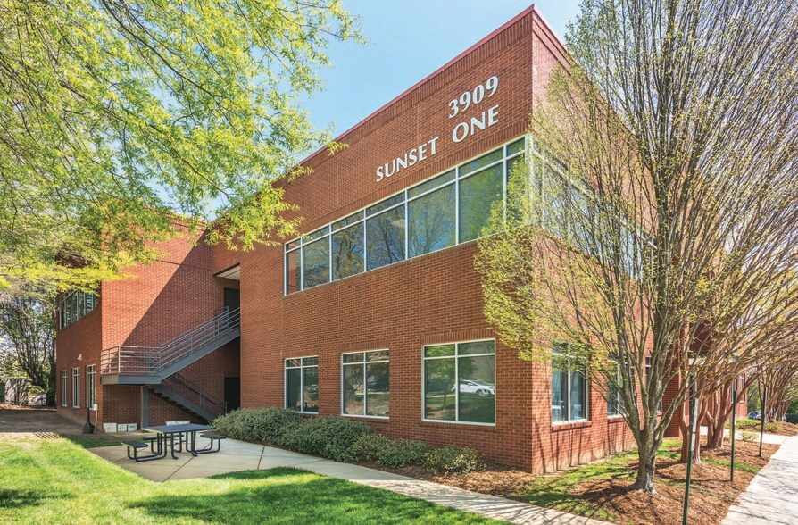 3909 Sunset Ridge Rd, Raleigh, NC à louer - Photo du bâtiment - Image 1 de 16