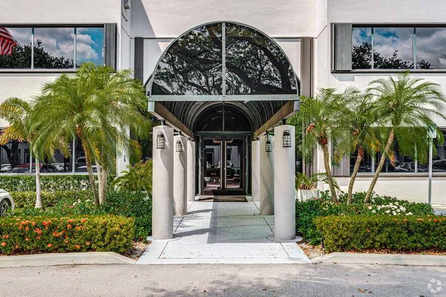 14261 Commerce Way, Miami Lakes, FL for lease - Building Photo - Image 2 of 10