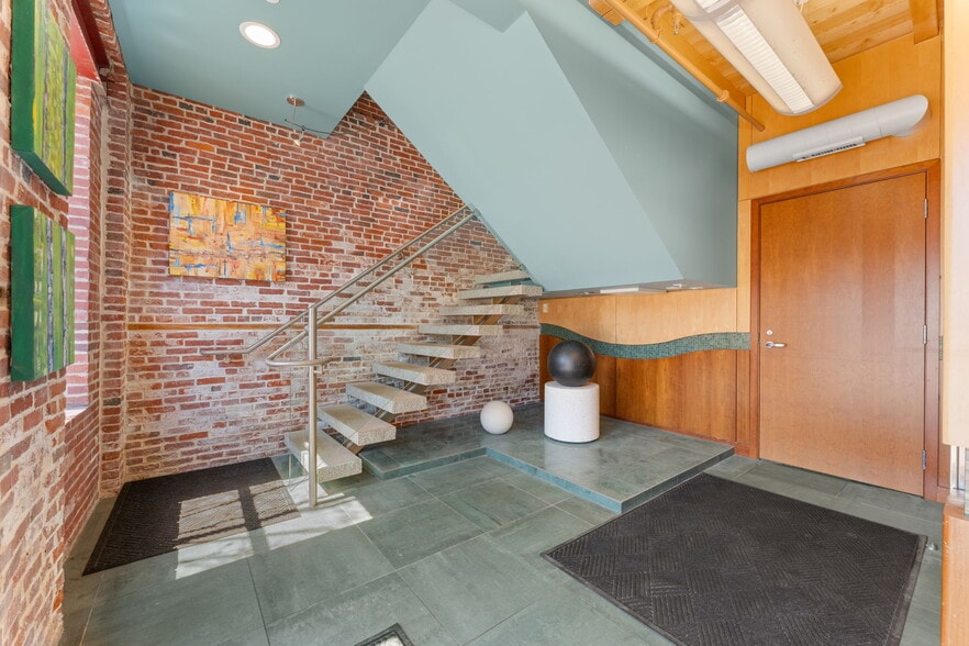 40R Merrimac St, Newburyport, MA for lease - Lobby - Image 3 of 8