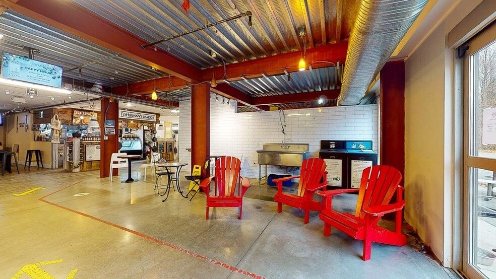 473 Gower Point Rd, Gibsons, BC for lease - Interior Photo - Image 3 of 15