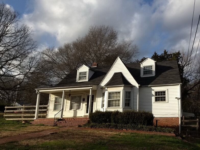 204 E Trade St, Dallas, NC for sale - Building Photo - Image 3 of 11