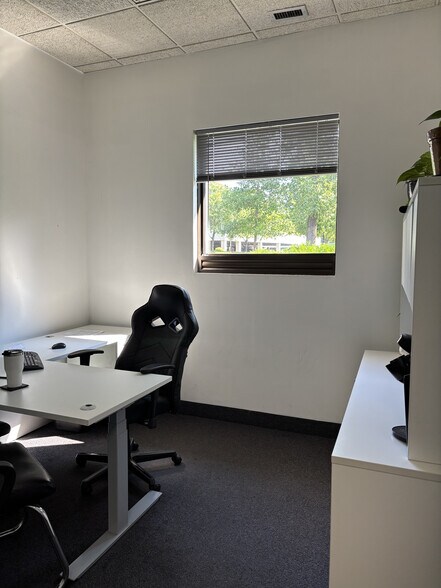 10100 Crosstown Cir, Eden Prairie, MN for lease - Interior Photo - Image 2 of 8