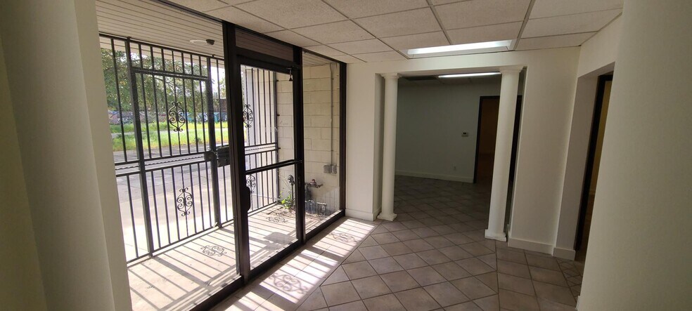 10615 Chandler Blvd, North Hollywood, CA à louer - Photo du bâtiment - Image 2 de 15