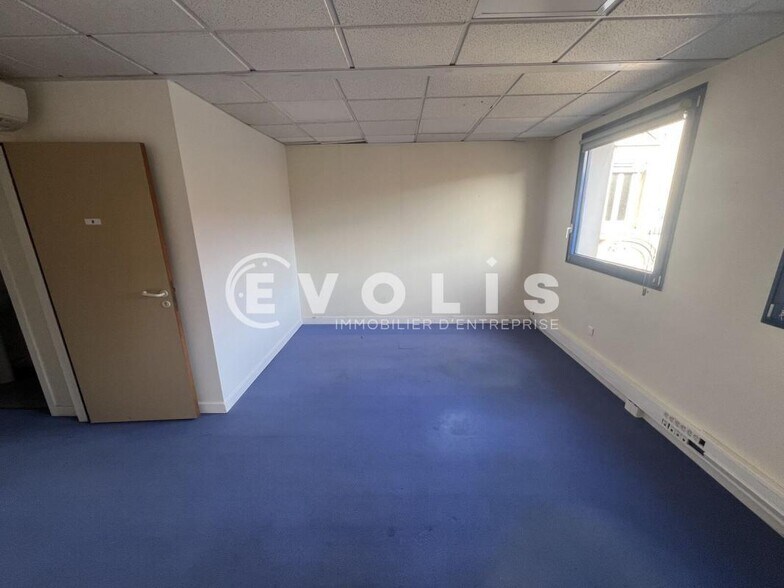 Industrial in Melun for lease - Building Photo - Image 1 of 7