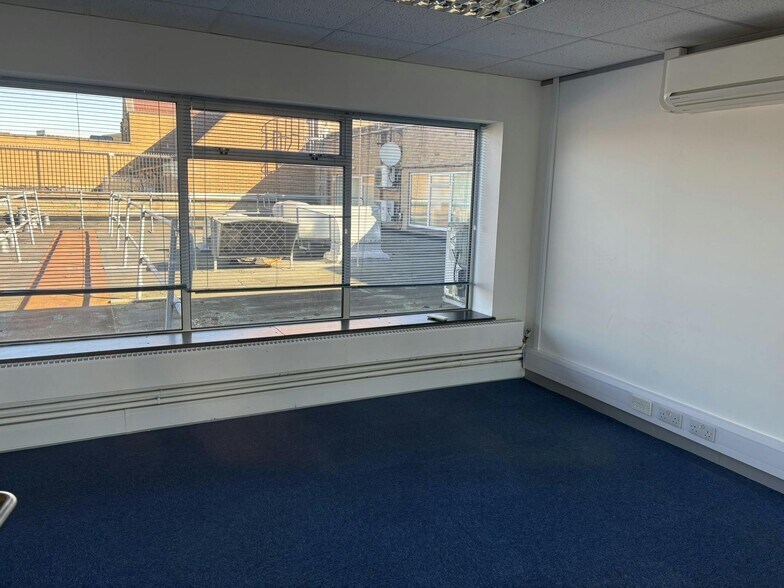 53A Crockhamwell Rd, Reading à louer - Photo du bâtiment - Image 3 de 5