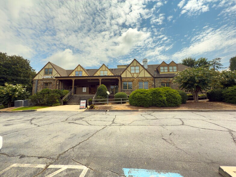 590 Mimosa Blvd, Roswell, GA à louer - Photo du bâtiment - Image 3 de 22