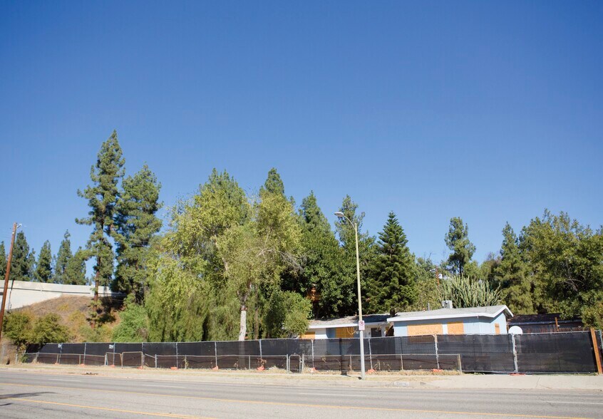 10810 Woodley Ave, Granada Hills, CA à vendre - Photo du bâtiment - Image 2 de 7