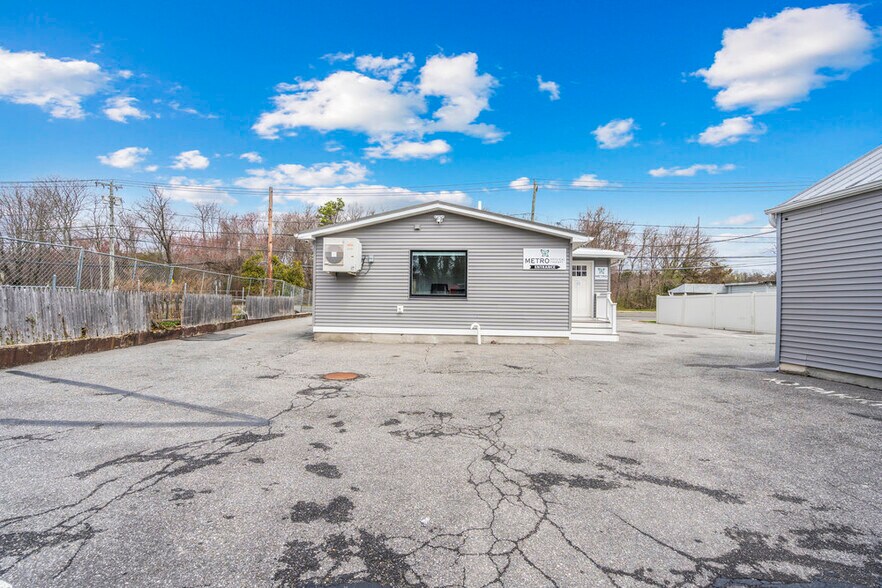 1400 Montauk Hwy, Oakdale, NY à vendre - Photo du bâtiment - Image 3 de 16