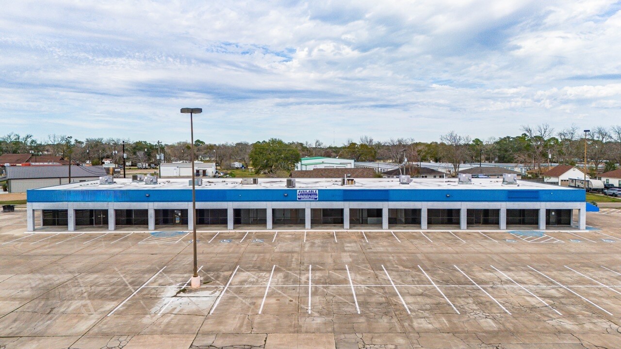1602 N Mechanic St, El Campo, TX for lease Primary Photo- Image 1 of 58