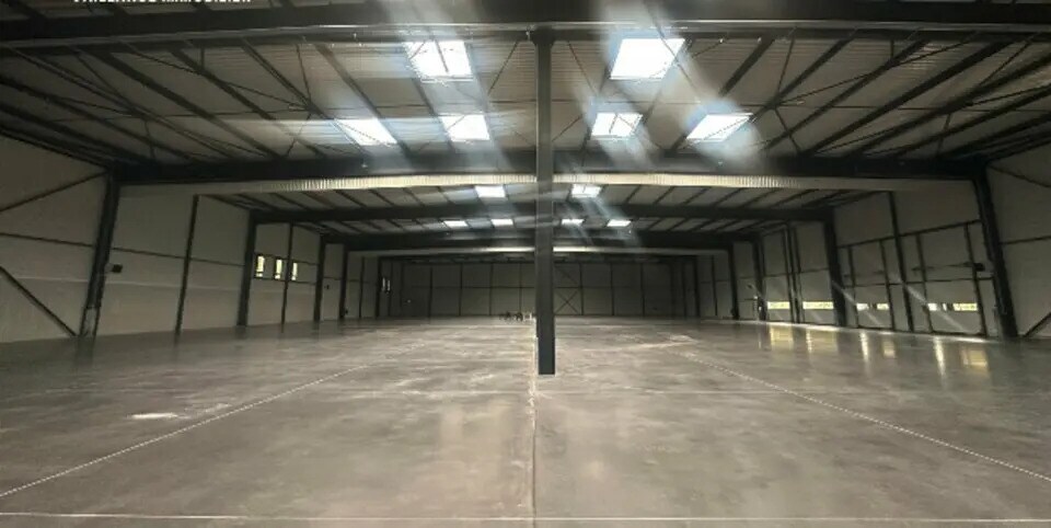 Bureau dans Saint-Laurent-de-Mure à louer - Photo du bâtiment - Image 2 de 16