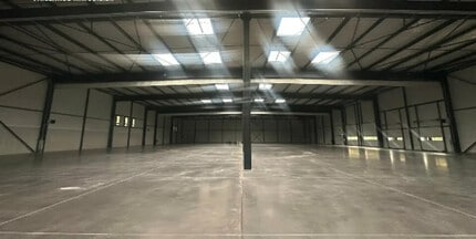 Flex in Saint-Laurent-de-Mure for lease Building Photo- Image 1 of 13