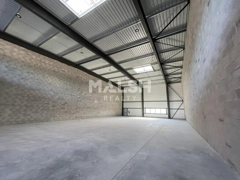 Flex in Dagneux for lease - Interior Photo - Image 2 of 5