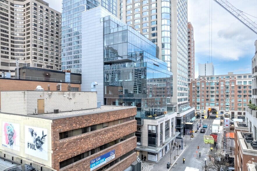 135 Yorkville Ave, Toronto, ON à louer - Photo du bâtiment - Image 2 de 4