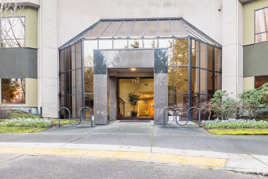 710 NW Juniper St, Issaquah, WA for lease - Building Photo - Image 2 of 4