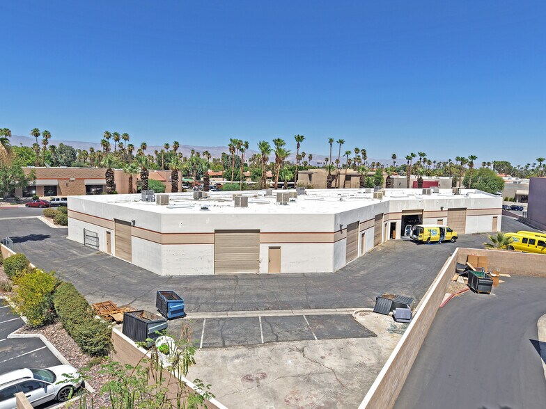 75-091 St. Charles Pl, Palm Desert, CA à louer - Photo du bâtiment - Image 2 de 2