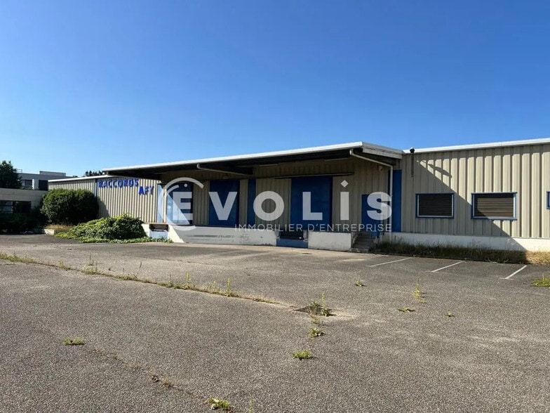 Bureau dans Saint-Quentin-Fallavier à louer - Photo du bâtiment - Image 3 de 15