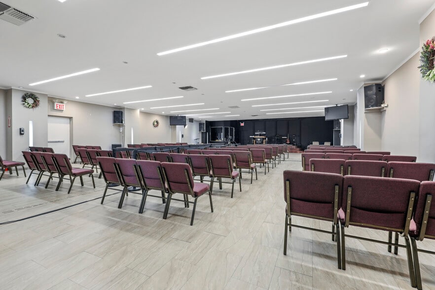 7202 Myrtle Ave, Glendale, NY à vendre - Photo intérieure - Image 1 de 16