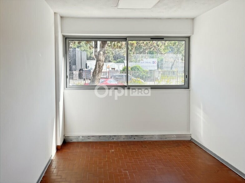 Office in Aubagne for lease - Interior Photo - Image 3 of 5