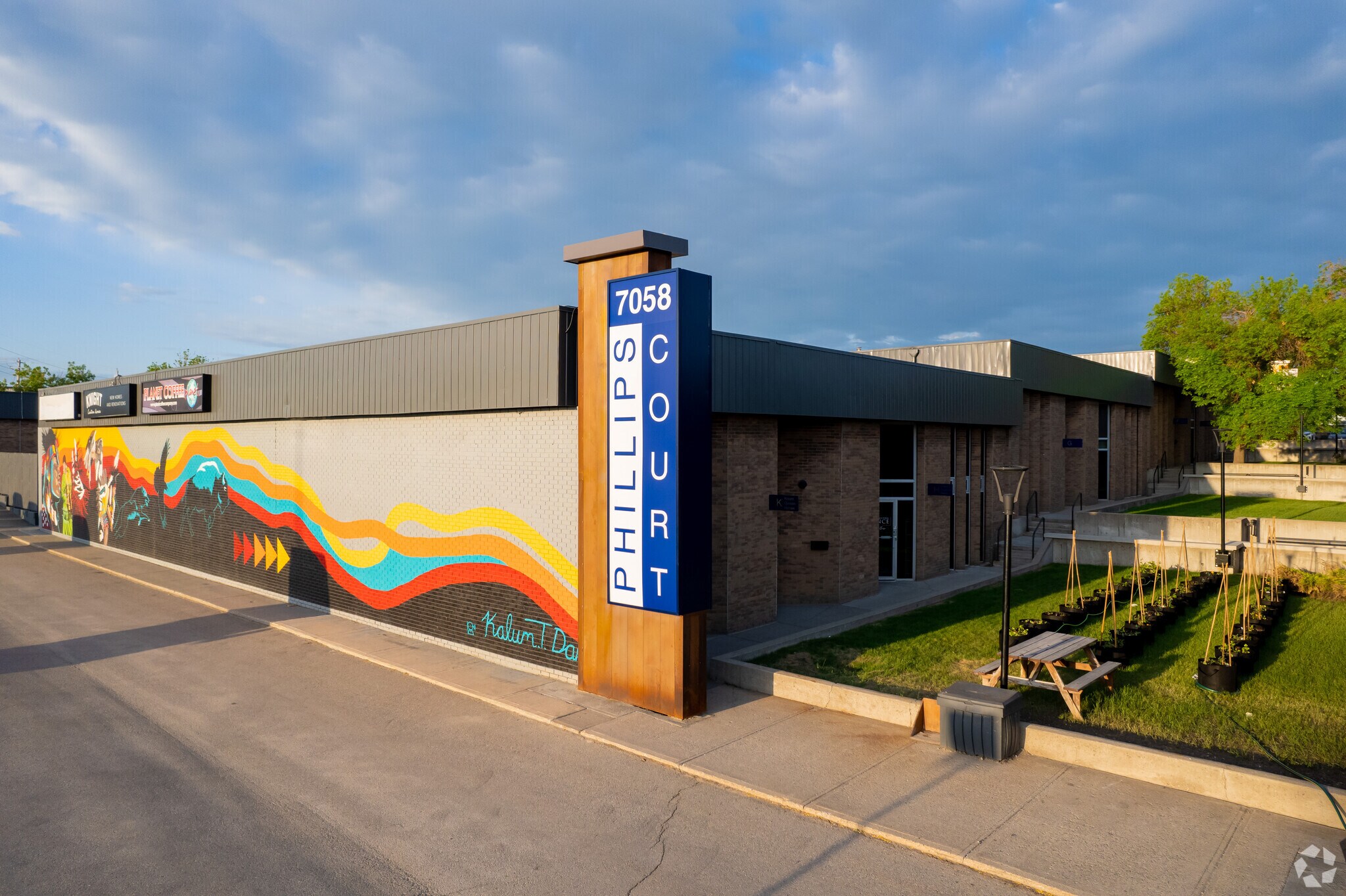 7058 Farrell Rd SE, Calgary, AB à vendre Photo principale- Image 1 de 1