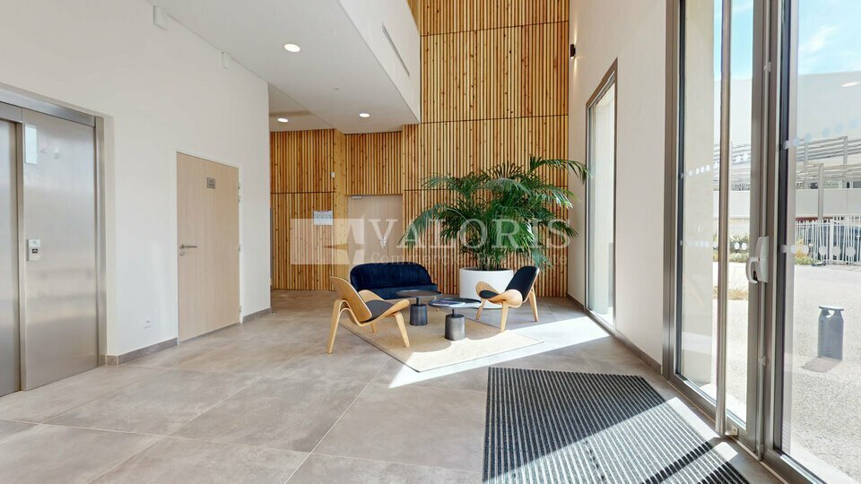 8 A Avenue Simone Veil, Décines-Charpieu for lease - Lobby - Image 2 of 14