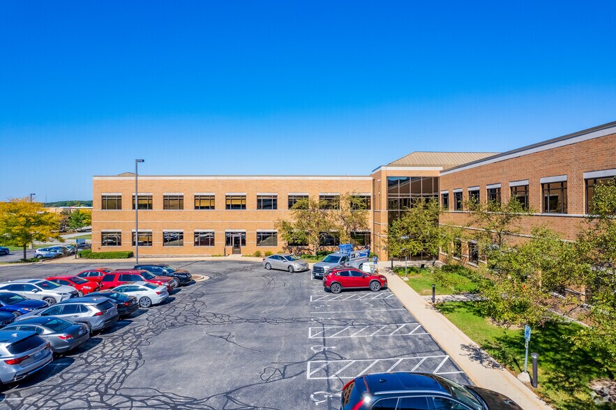 10001 W Innovation Dr, Wauwatosa, WI à louer - Photo du bâtiment - Image 2 de 5