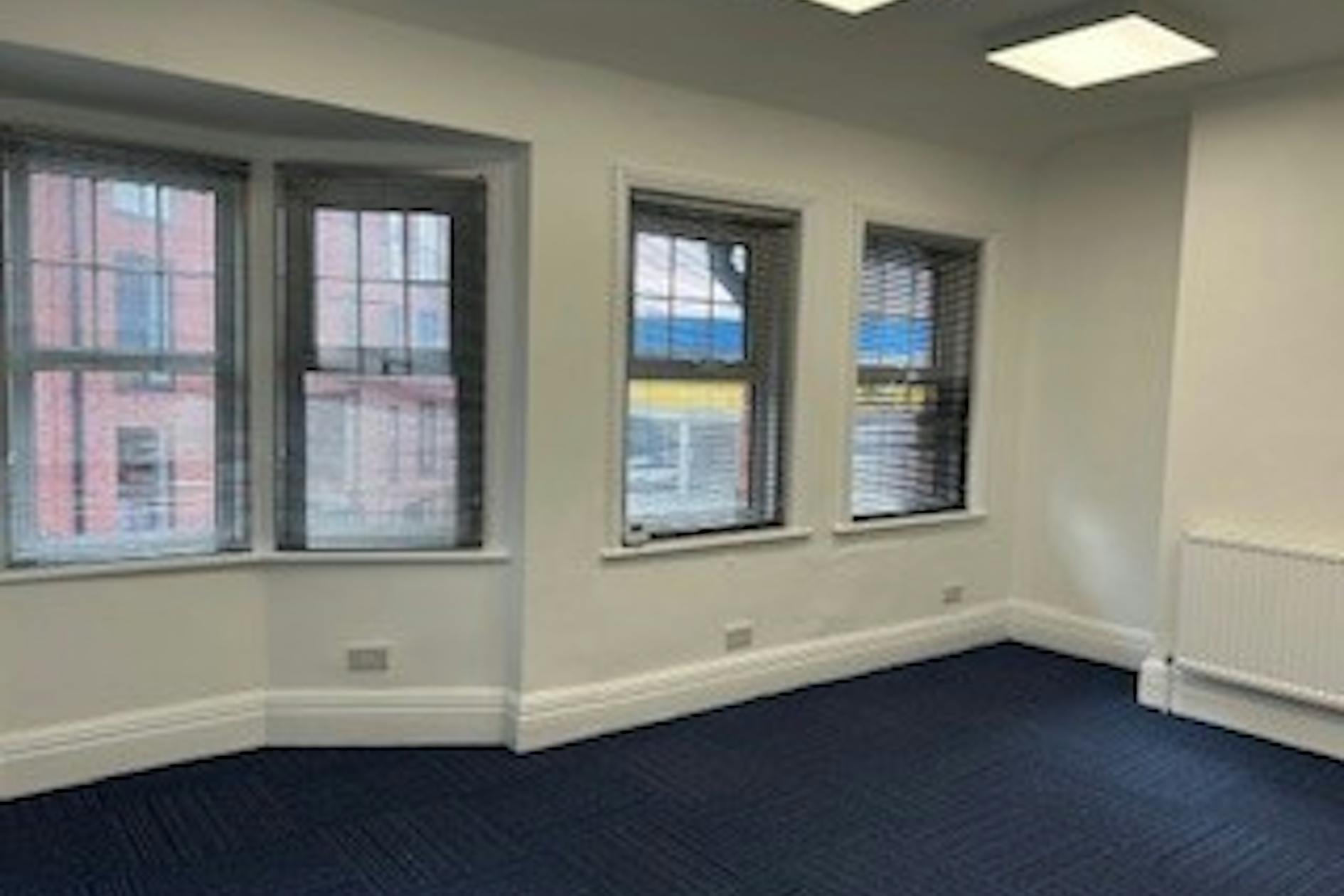 1 Portesbery Rd, Camberley à louer Photo intérieure- Image 1 de 3