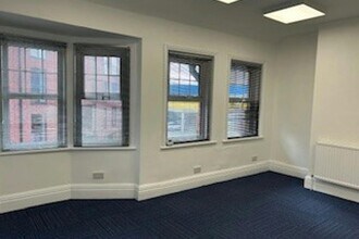 1 Portesbery Rd, Camberley à louer Photo intérieure- Image 1 de 3