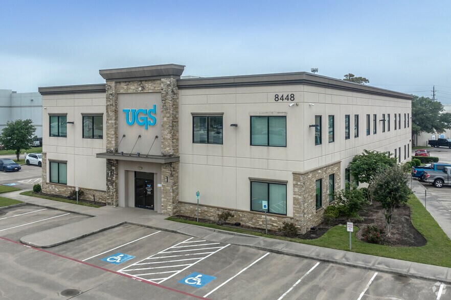 8448 N Sam Houston Pky W, Houston, TX à louer - Photo du bâtiment - Image 2 de 5
