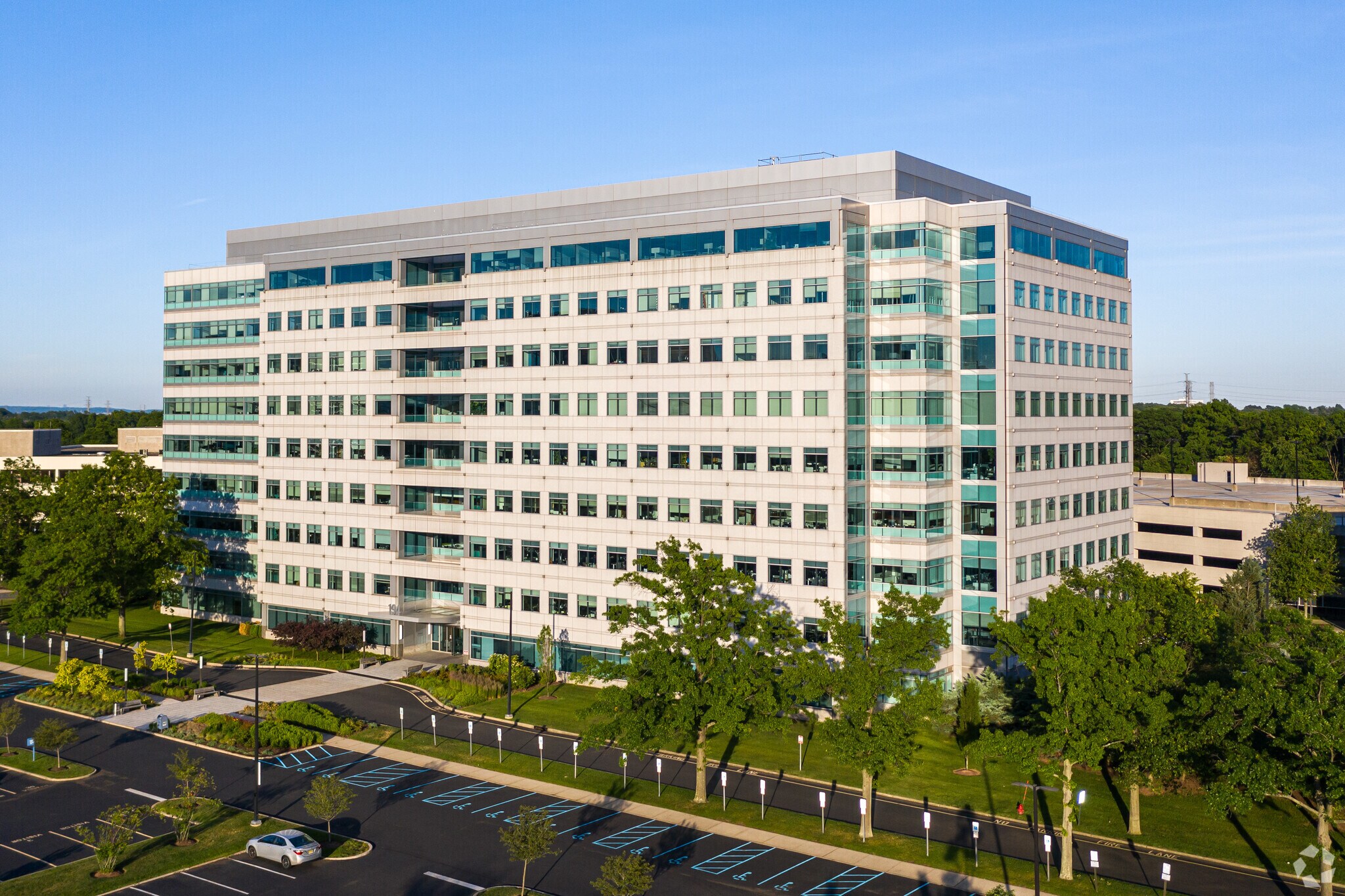 194 Wood Ave S, Iselin, NJ à louer Photo du bâtiment- Image 1 de 12