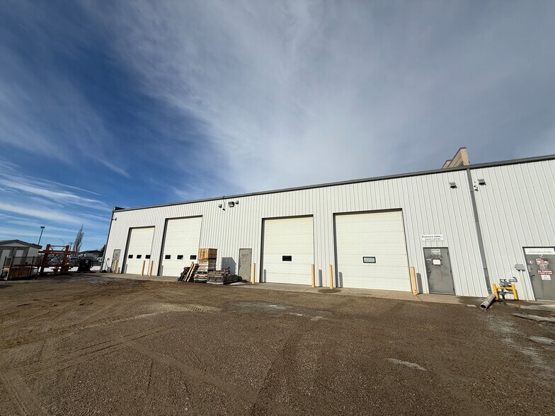 7421 Edgar Industrial Dr, Red Deer, AB à vendre - Photo du bâtiment - Image 2 de 12