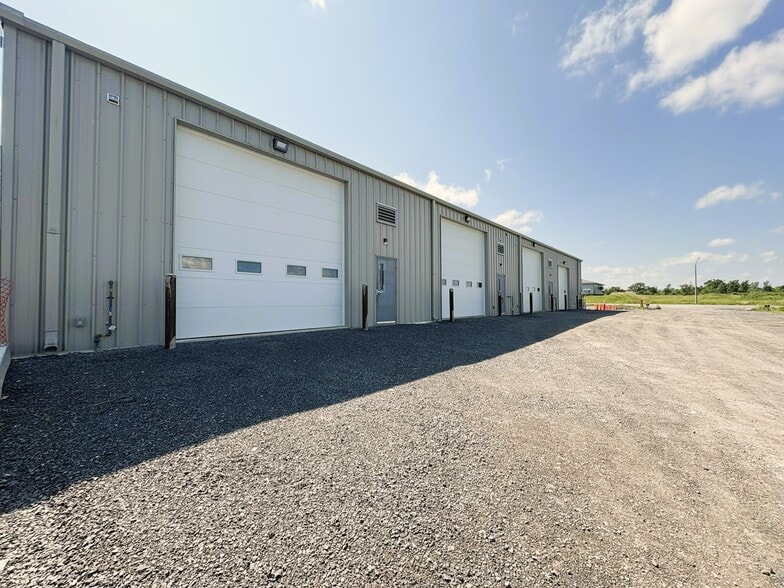 82 Jack Davey Dr, Bath, ON for lease - Building Photo - Image 3 of 6