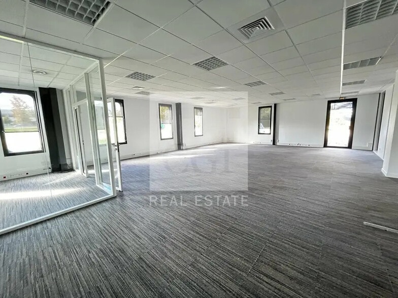 Office in Vaulx-Milieu for lease - Interior Photo - Image 2 of 11
