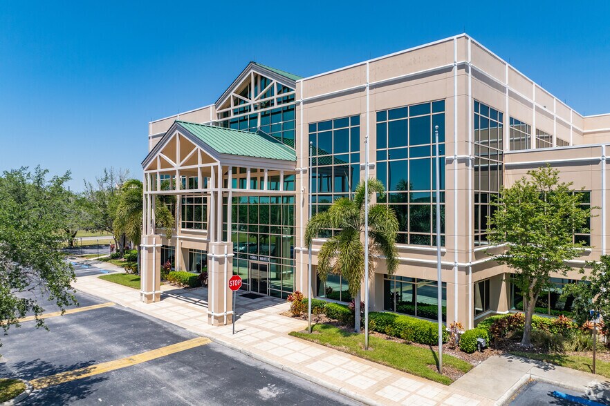 11399 16th Ct N, Saint Petersburg, FL à louer - Photo du bâtiment - Image 1 de 17