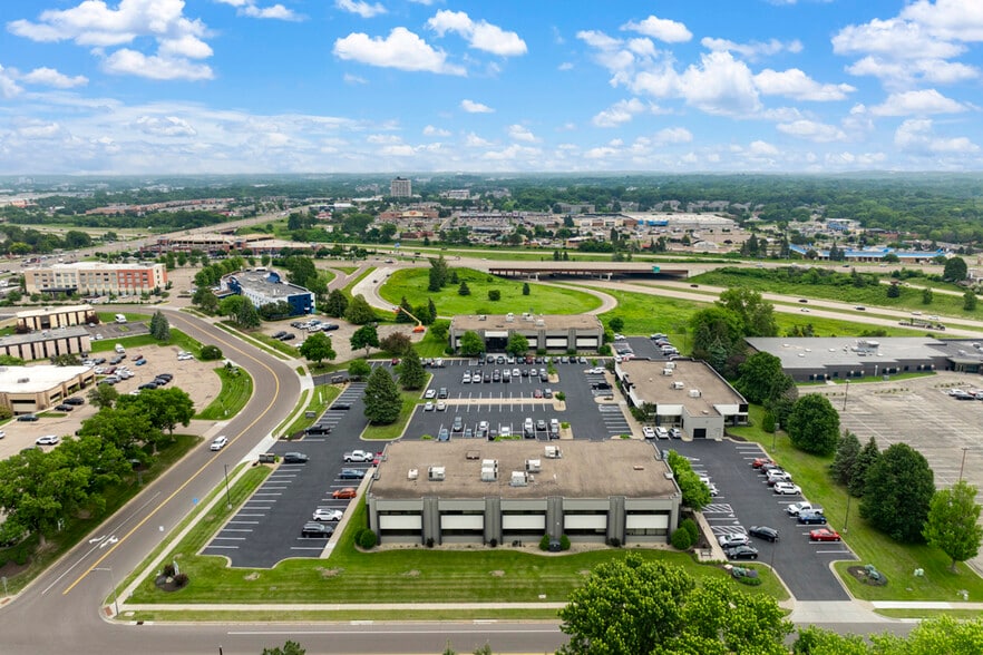 Yankee Square Office portfolio of 3 properties for sale on LoopNet.ca - Building Photo - Image 2 of 6