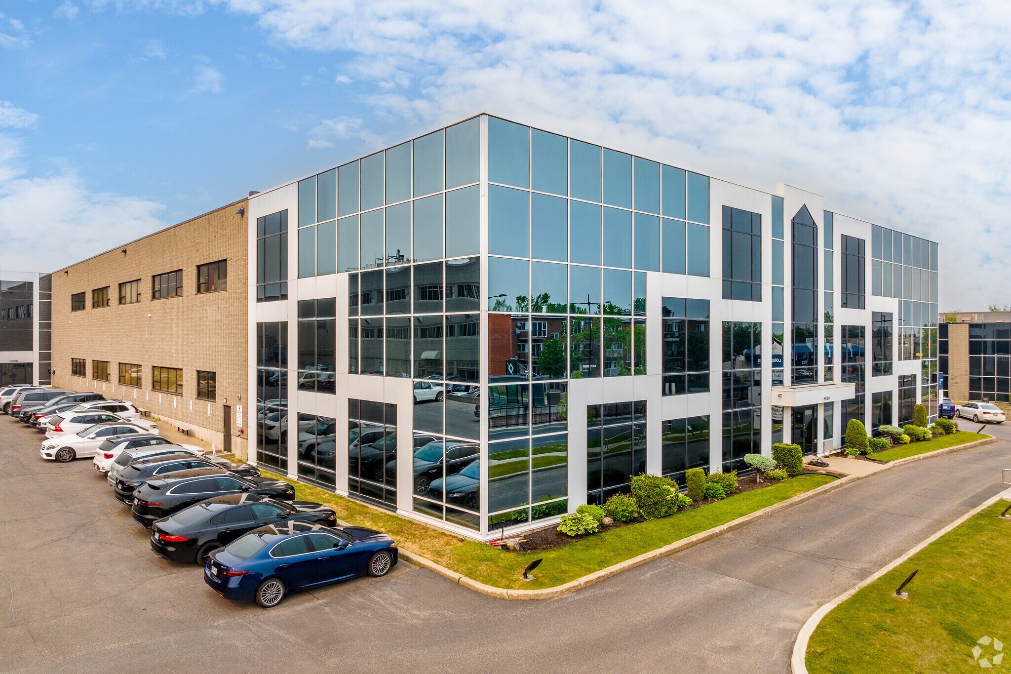 8920-8950 Boul Pie-IX, Montréal, QC for lease Primary Photo- Image 1 of 11