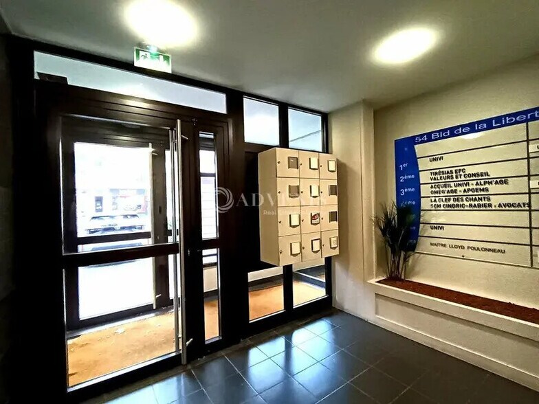 Office in Lille for sale - Lobby - Image 2 of 9