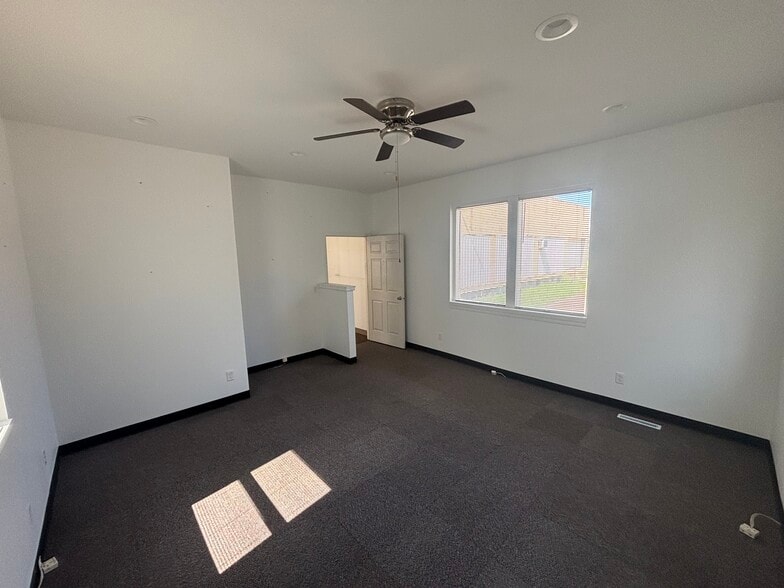 1814 E Ave NE, Cedar Rapids, IA à louer - Photo intérieure - Image 3 de 10