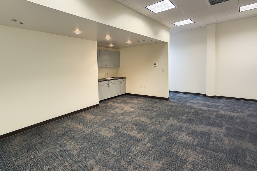 4017 W Dr Martin Luther King Jr Blvd, Tampa, FL for lease - Building Photo - Image 3 of 17