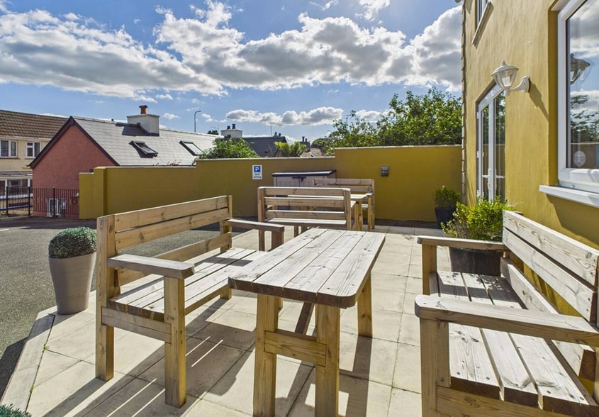 2 Manor Parade, Goodwick for sale - Building Photo - Image 3 of 10