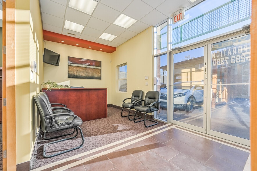 4655 54th Ave NE, Calgary, AB for sale - Interior Photo - Image 3 of 19