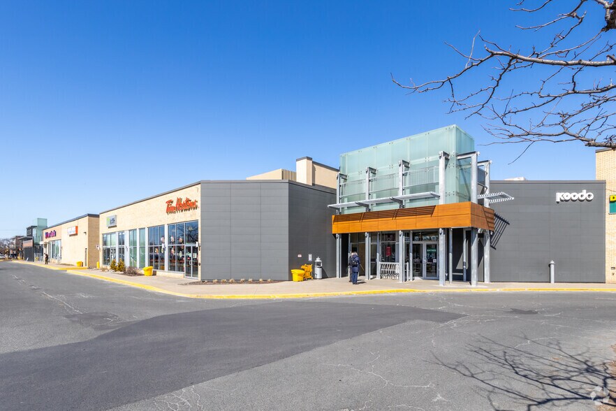 999-1001 Boul De Montarville, Boucherville, QC à louer - Photo du bâtiment - Image 2 de 10