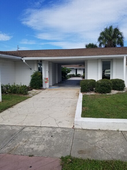 1601 Rickenbacker Dr, Sun City Center, FL à louer - Photo du bâtiment - Image 3 de 55