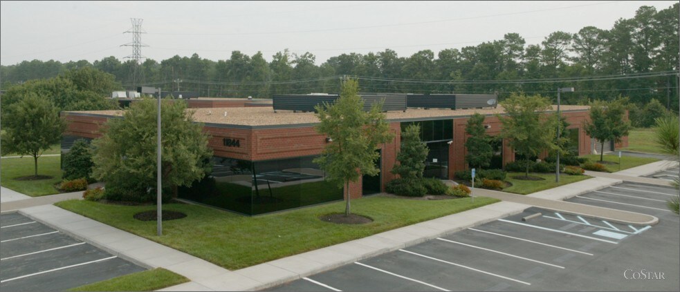 11844 Rock Landing Dr, Newport News, VA à louer - Photo du bâtiment - Image 3 de 6