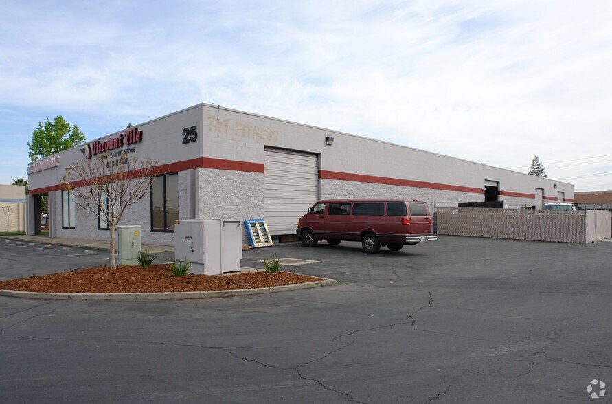 25 Quinta Ct, Sacramento, CA à vendre - Photo du bâtiment - Image 3 de 3