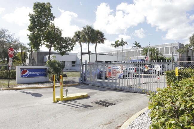 Plus de détails pour 2121 NW 15th Ave, Pompano Beach, FL - Industriel à louer