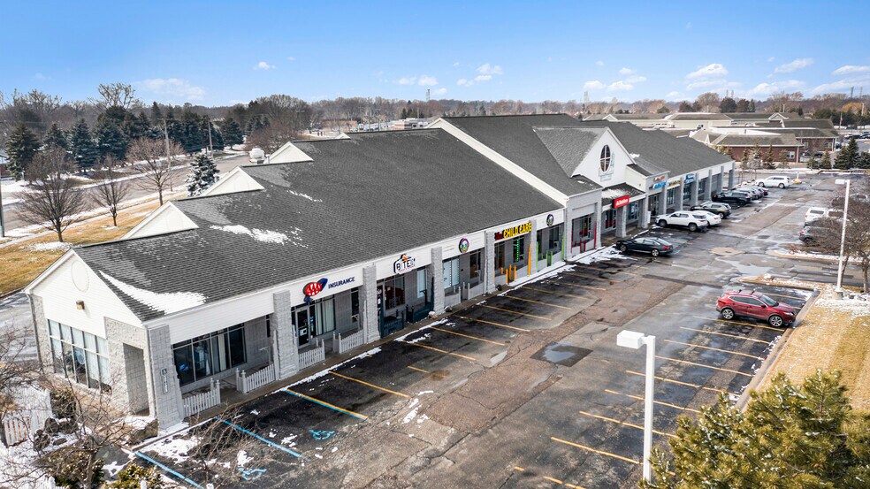 38121-38177 Utica Rd, Sterling Heights, MI à louer - Photo du bâtiment - Image 2 de 5