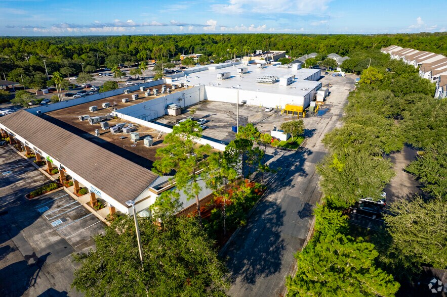 12125 W Linebaugh Ave, Tampa, FL à louer - Photo du bâtiment - Image 3 de 5